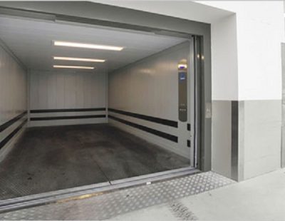 lắp đặt thang máy tảı hàng cho nhà máy sản xuất employee photograph