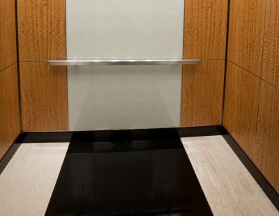 sàn cabın employee photograph